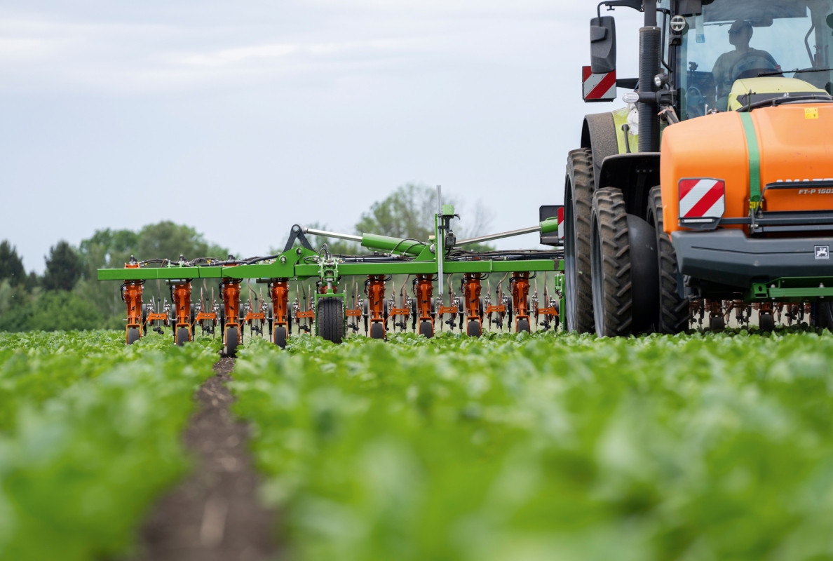 AMAZONE Venterra VR 4 for maximum impact on mechanical weed control