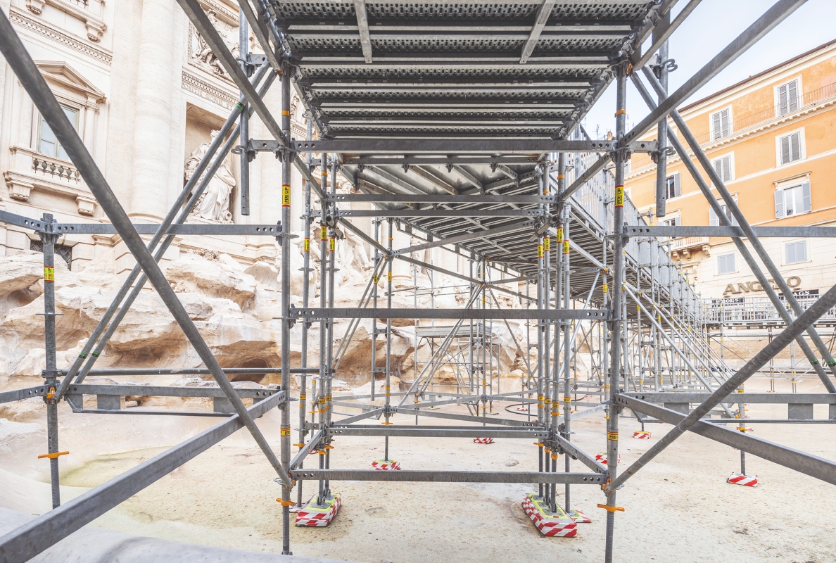 The scaffolding supports were placed on rubber pads and wooden boards to protect the vulnerable surface of the Trevi Fountain.