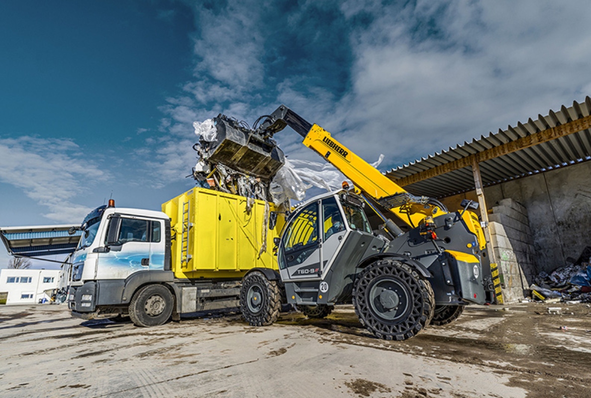 Versatile use: Liebherr T 60-9s telescopic handlers optimise work processes.