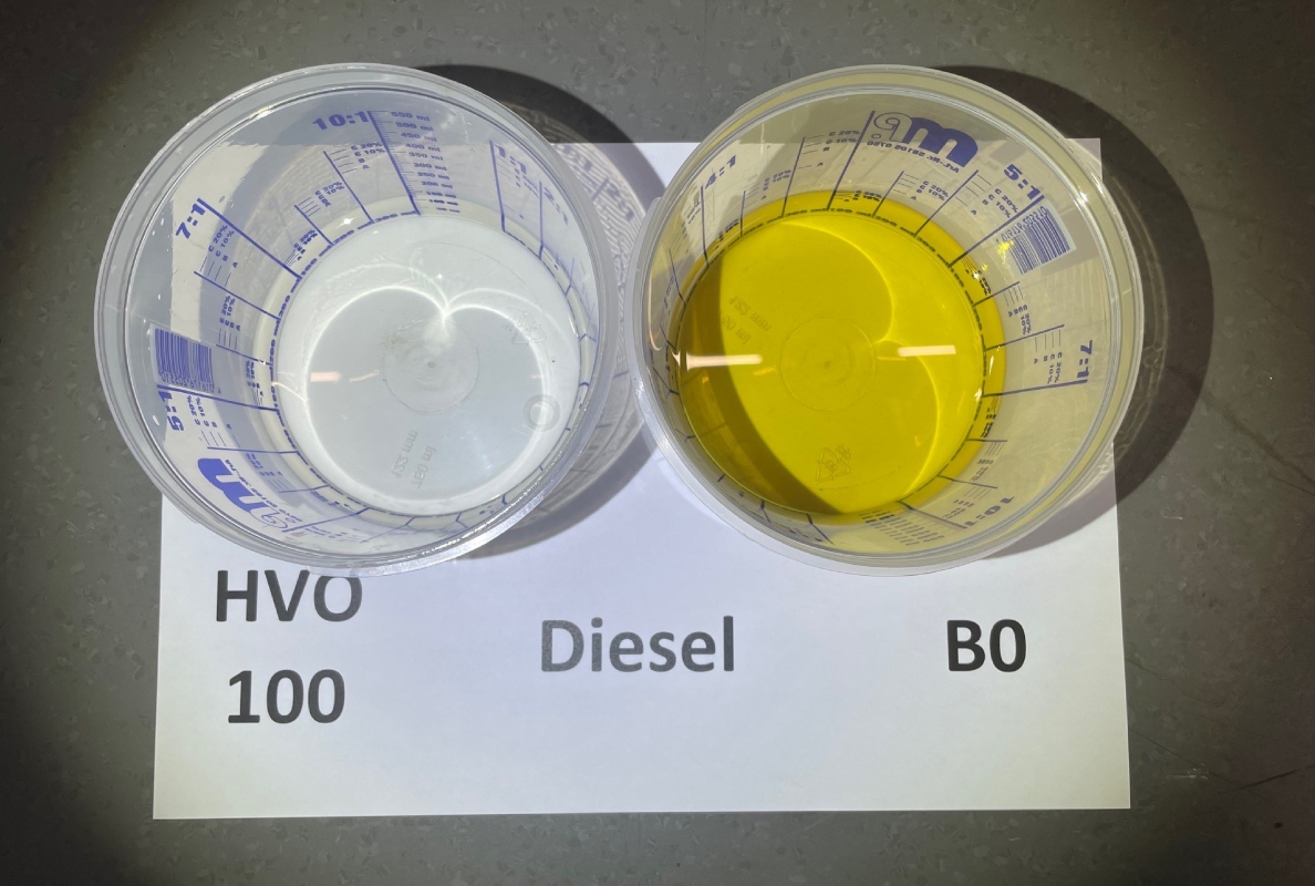 Comparison of HVO100 and B0 diesel: HVO (left) is not only completely transparent, but also almost odorless.