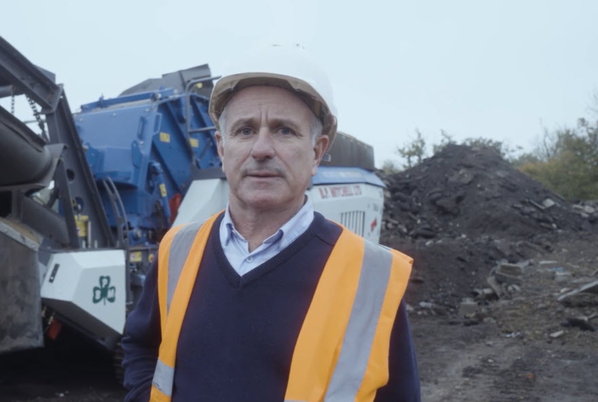 In the case of the Kleemann MR 100i NEO impact crusher, CEO Brendan Mitchell was particularly impressed by the ability to switch between applications and the low fuel consumption.
