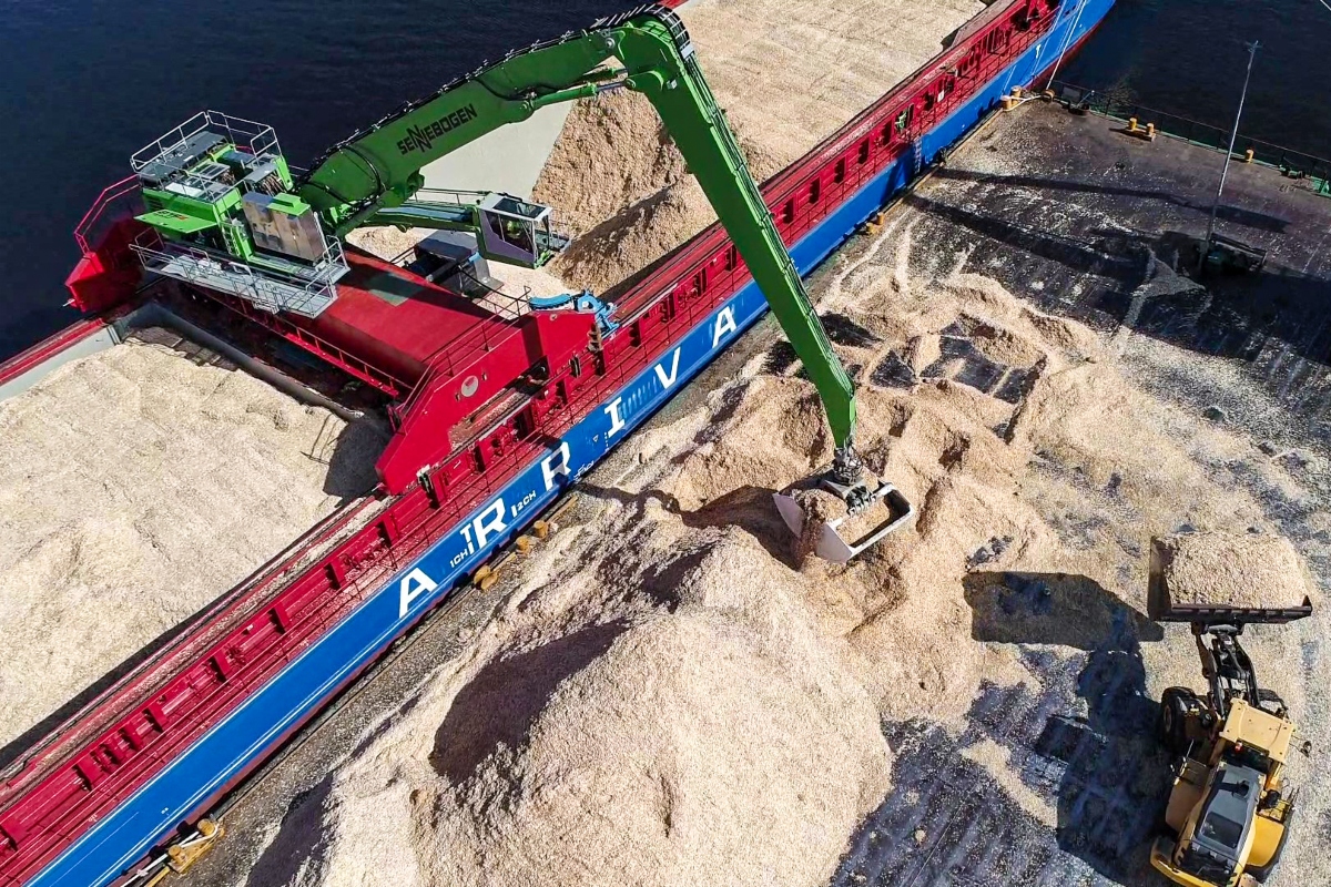 Thanks to a movable traverse, the SENNEBOGEN 875 E can move flexibly across both cargo holds to reach even areas which are difficult to access.