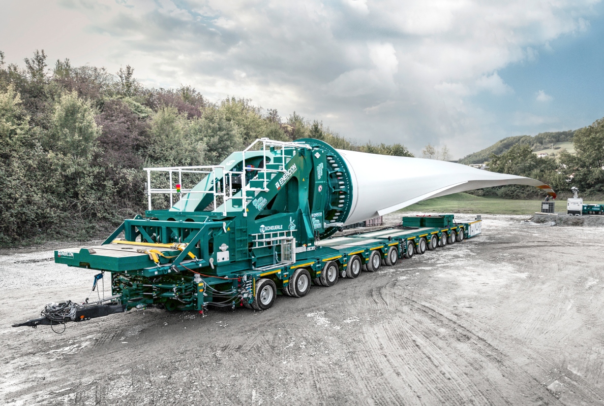 The SCHEUERLE BladeLifter G4 in action for ENERCON: Transporting the approximately 68-meter-long rotor blades required navigating narrow farm roads and challenging terrain.