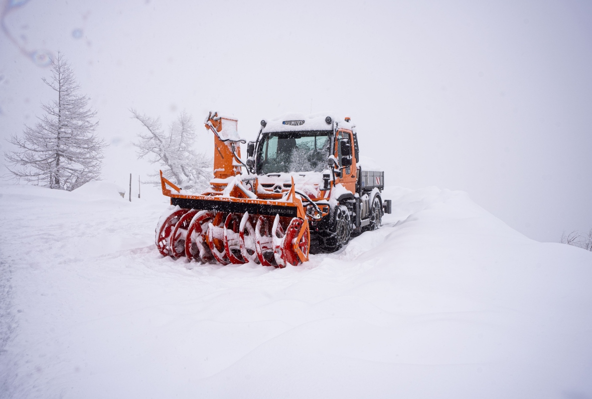 Mercedes-Benz Special Trucks developers help clear the Grossglockner High Alpine Road