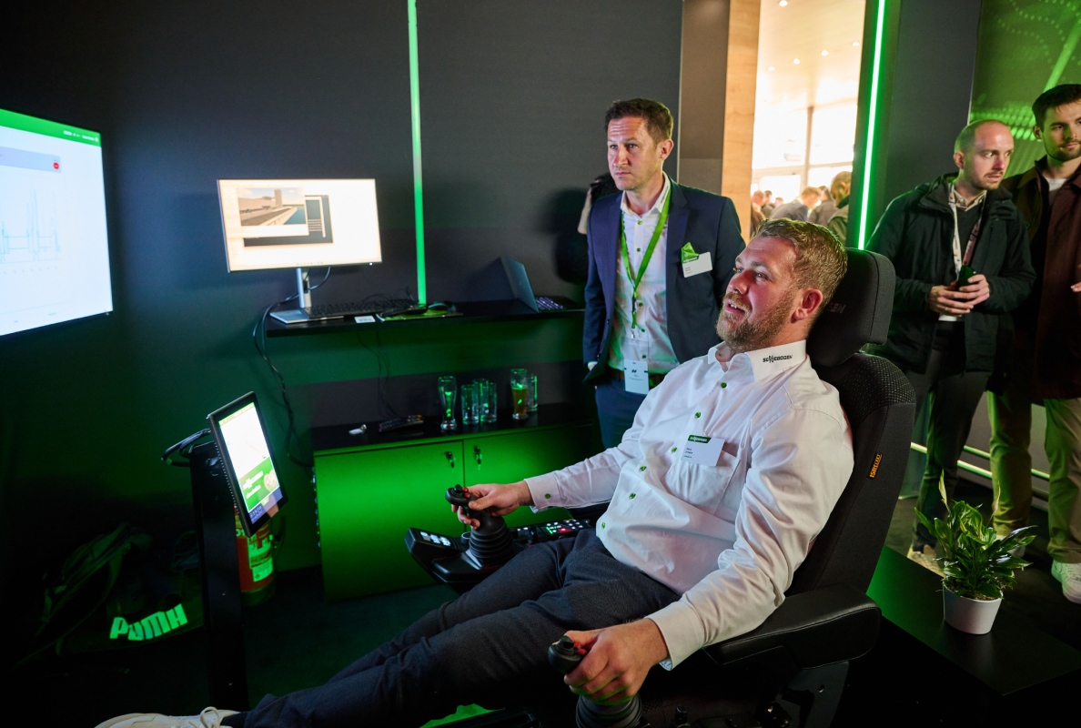 The new SENcon machine control system could be tested directly at the booth using a remote application. Visitors were able to move a material handler in Straubing.