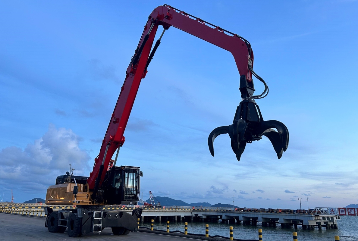 With an extended 17-meter loading equipment, the 40-ton material handler is ideal for heavy loading, lifting, and sorting tasks.