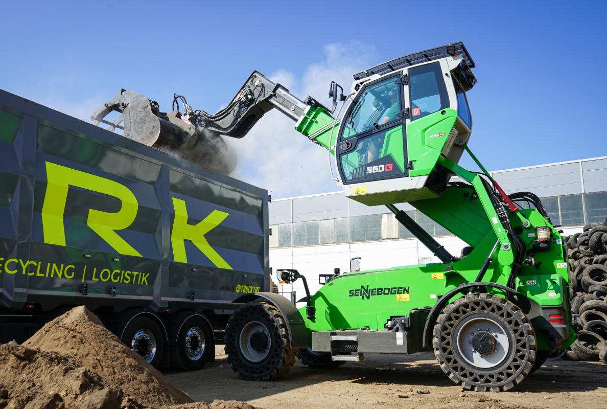 Compact on the move: The 360 G scores highly when loading in confined spaces.