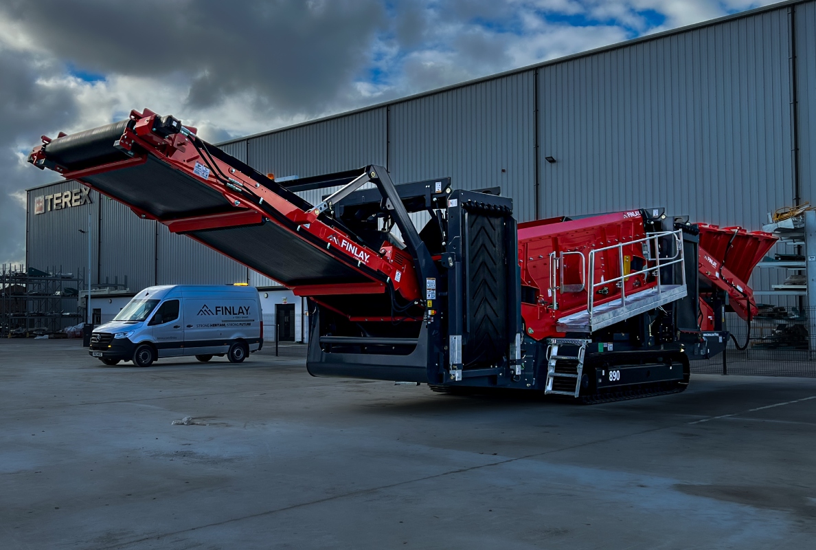 The Finlay 890 is an aggressive, heavy duty 2-deck scalping screener with a comprehensive variety of screen box media options and a variable screen angle