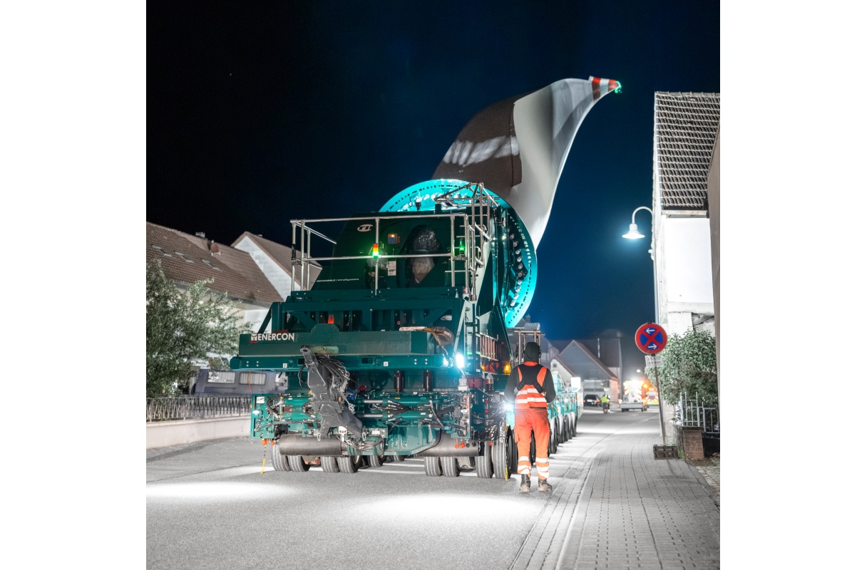 Between houses and streetlights – thanks to the BladeLifter’s lifting and tilting function, there is enough clearance even in narrow urban areas.