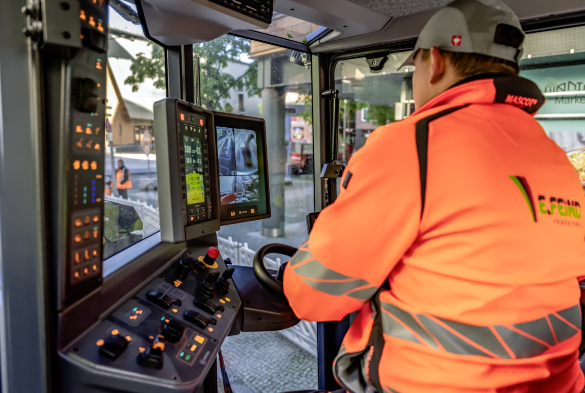 The laterally shiftable operator’s cabin of the Wirtgen guarantees an ideal overview from the milling machine.