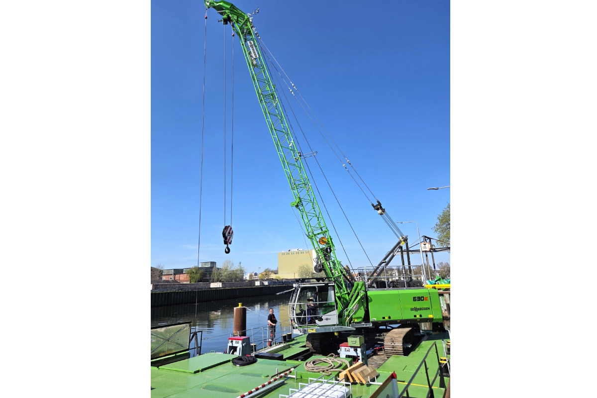 The new SENNEBOGEN 630 E operated by WSA Spree-Havel is securely mounted on a pontoon and deployed as a floating duty cycle crane for inland waterway operations.