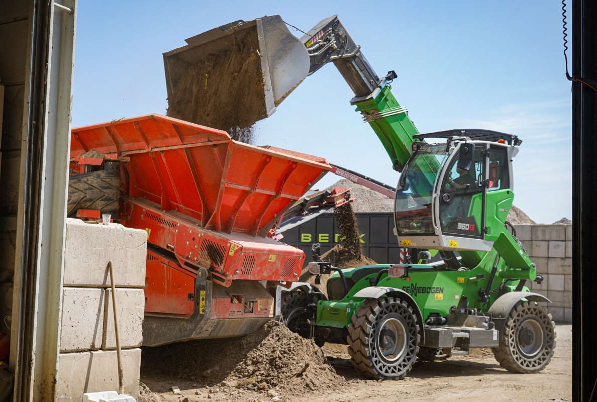 Short cycle times when feeding the screening plant thanks to a perfect overview and a lifting height of 8.5 meters.
