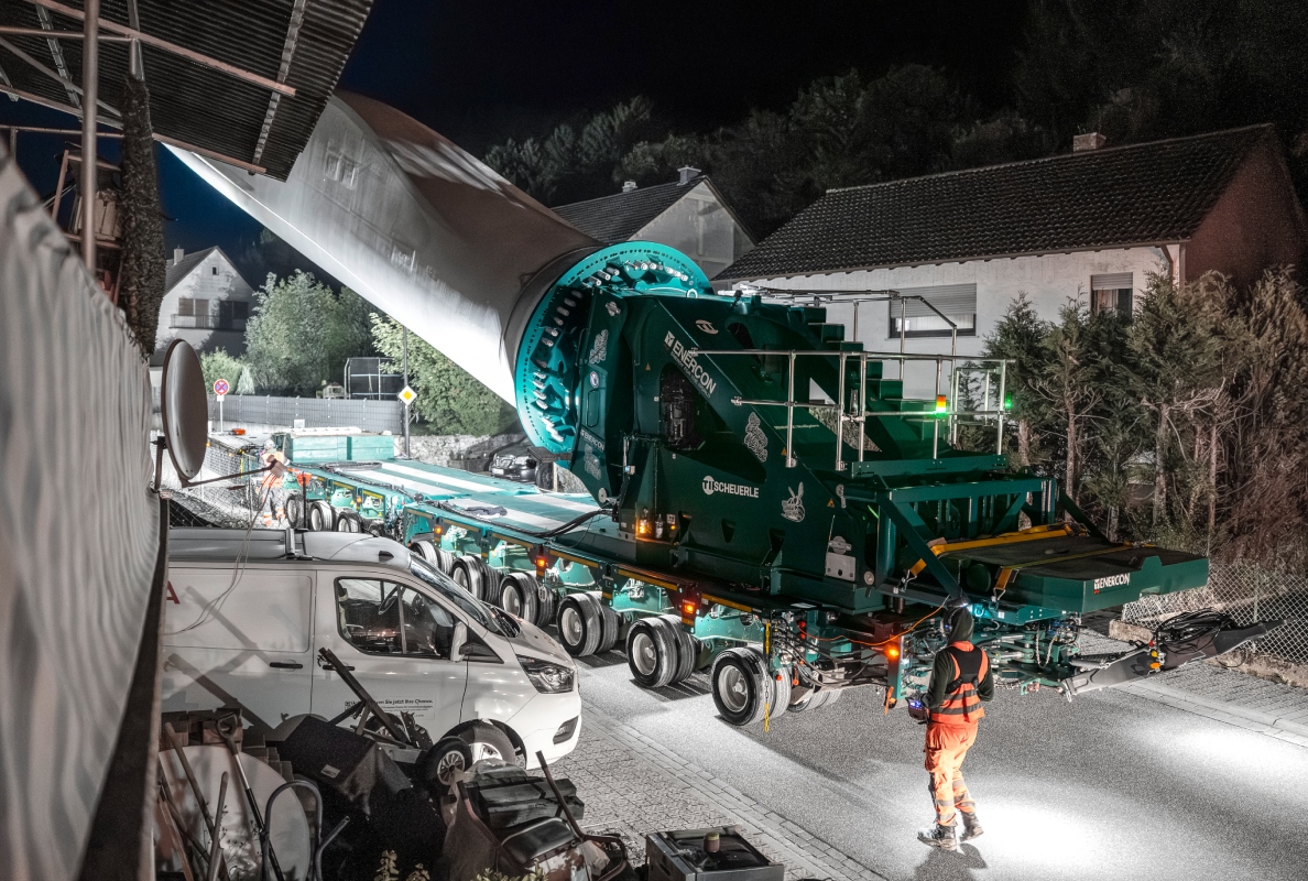 Precision work at night: Transporting the rotor blades through residential areas demands utmost attention and perfectly coordinated teamwork.
