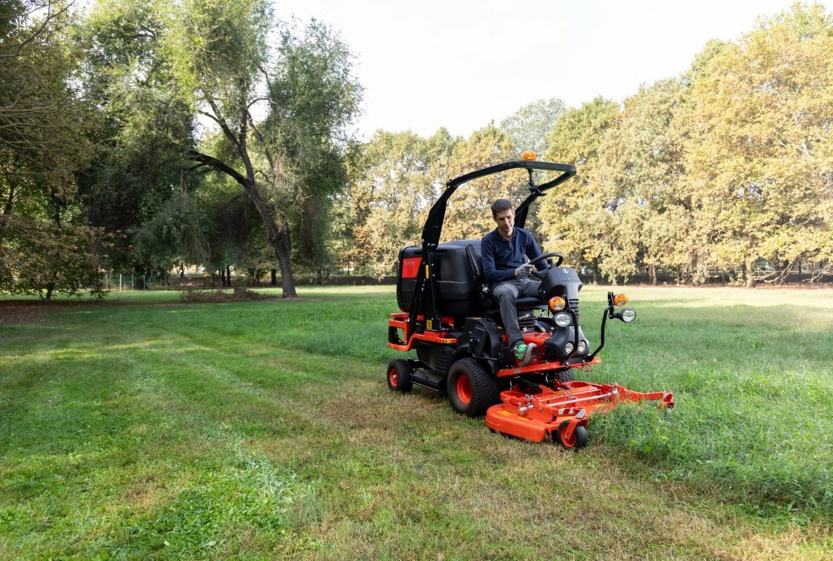 The FC3-221E is a versatile 2WD machine that offers the power and performance to tackle a wide range of turf applications