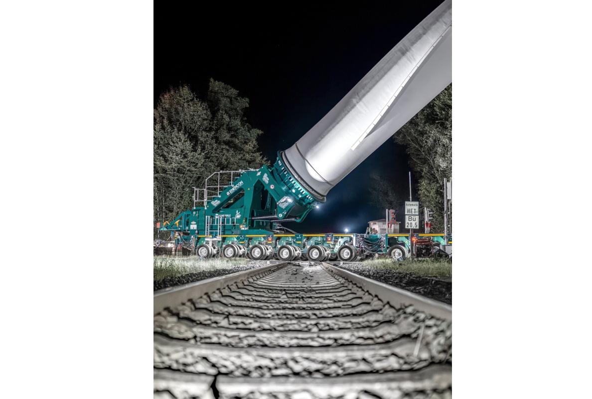 Over the tracks: With its raised rotor blade, the SCHEUERLE BladeLifter G4 safely crosses a railway line.