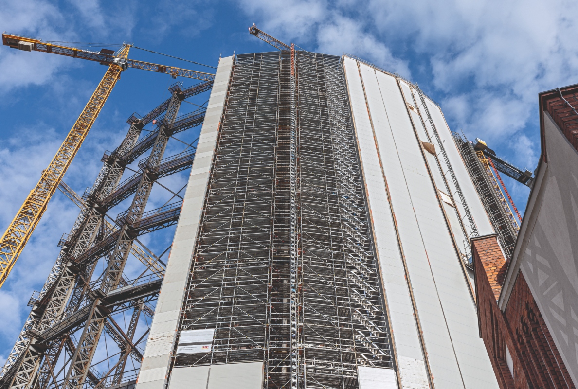 Completely enclosed inside and out to protect the surrounding area, the scaffold was moved around the gasometer in sections in a clockwise direction during the refurbishment phase.