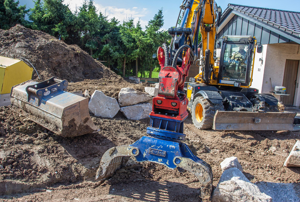 The contractor constantly switches between a CG 10 swivel ditching bucket and a CSG 100 demolition and sorting grab - both from Lehnhoff.