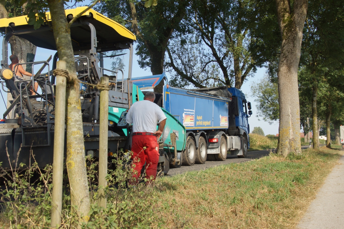 Fliegl Construction and Municipal Technology – Asphalt Profi-Thermo ASS 372 push-off semi-trailer for paving major avenues