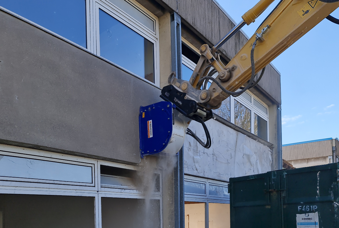 While renovating of a primary school building in Giessen, contracting company Leinweber used a large excavator and a KEMROC EX 60 HD surface milling attachment.