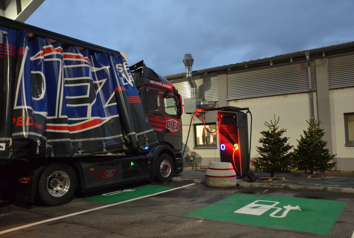 Daimler Truck establishes semi-public charging network for trucks – first pilot customers successfully launched