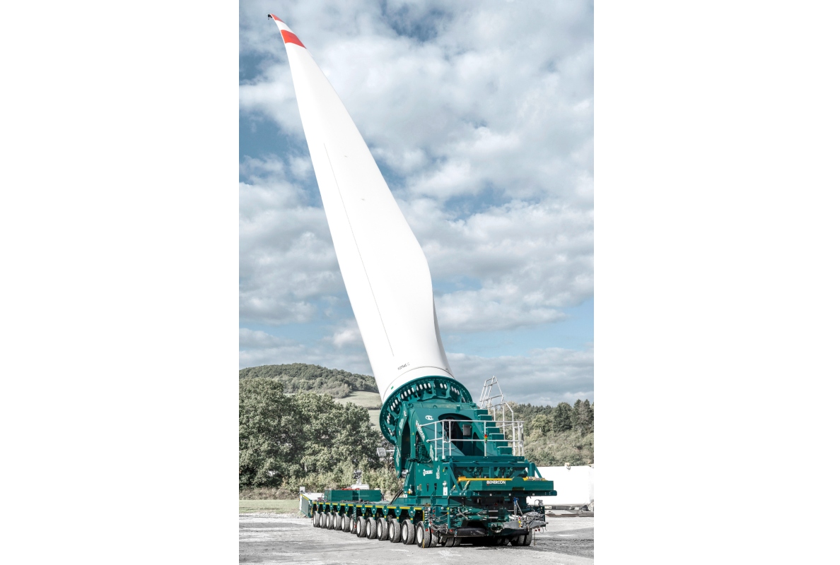 The SCHEUERLE BladeLifter G4 allows the hydraulic lifting and tilting of rotor blades by up to 60 degrees.