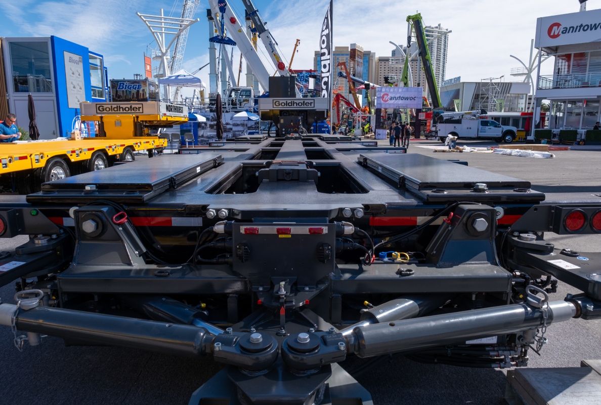 Quick width adjustment between 14 and 20 feet: The Goldhofer THP/DC