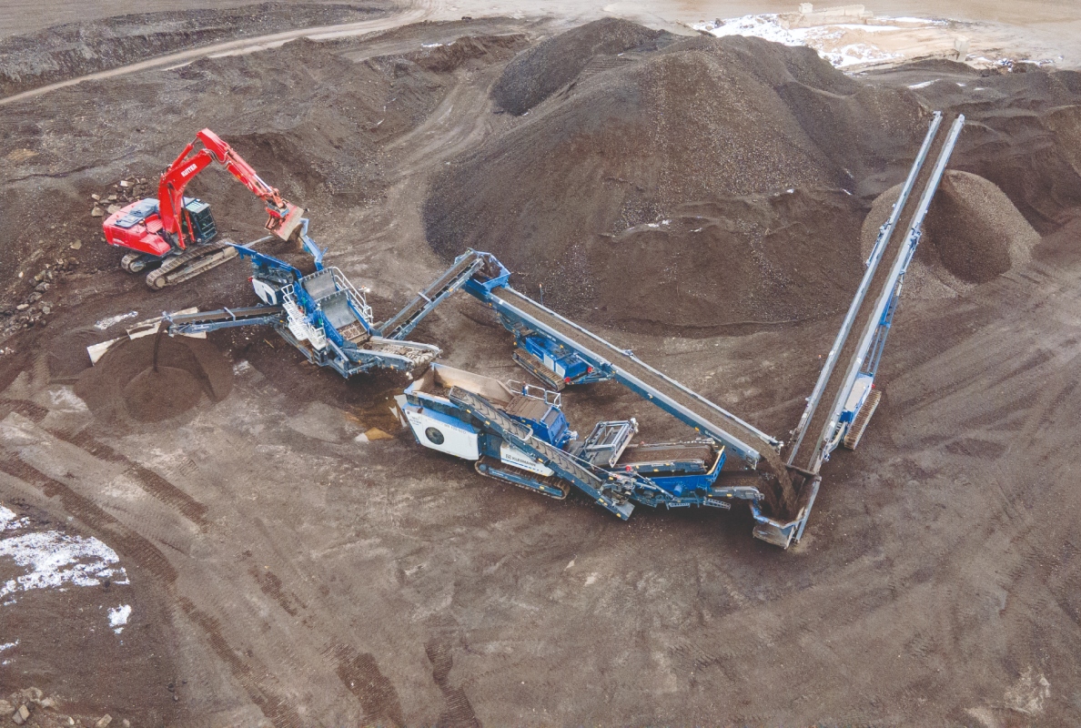 The Kleemann plant train here consists of a MOBISCREEN MSS 502 EVO scalper, a MOBIREX MR 100 NEO impact crusher and two MOBIBELT stackers.