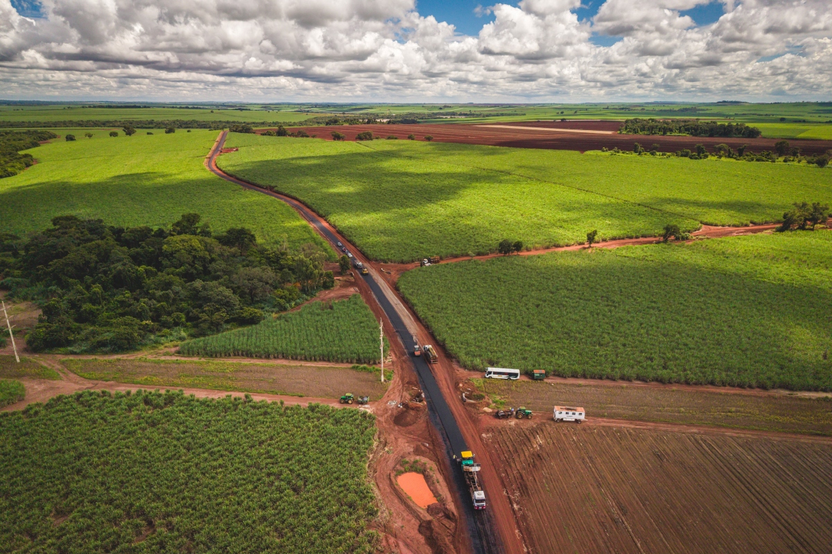 Machines and support from the Wirtgen Group: The Brazilian agricultural company Usina Alta Mogiana is paving its 60-kilometer network of roads leading to the sugarcane plantations.