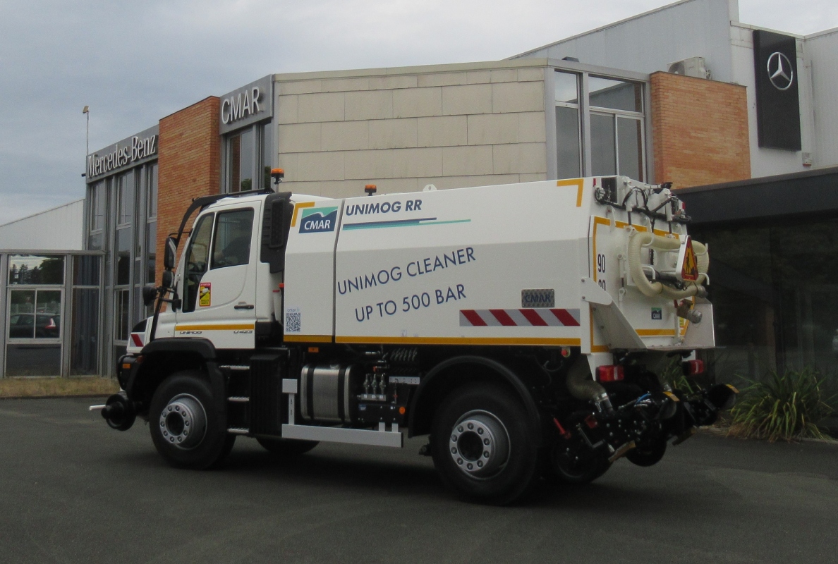 CMAR equips the Unimog for rail and groove cleaning on the urban rail network