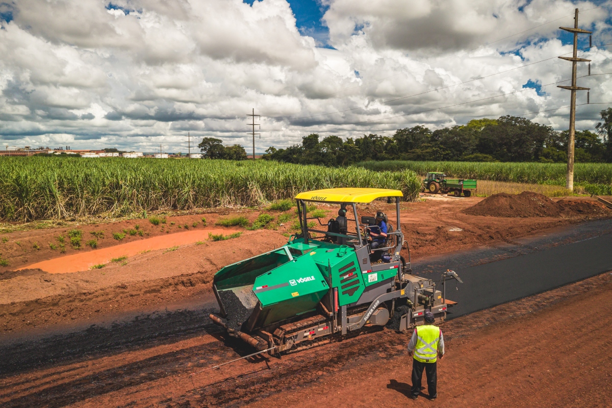 Instead of hiring a construction company, the Brazilian agricultural business invested, among other things, in its own model SUPER 1400 Vögele paver.