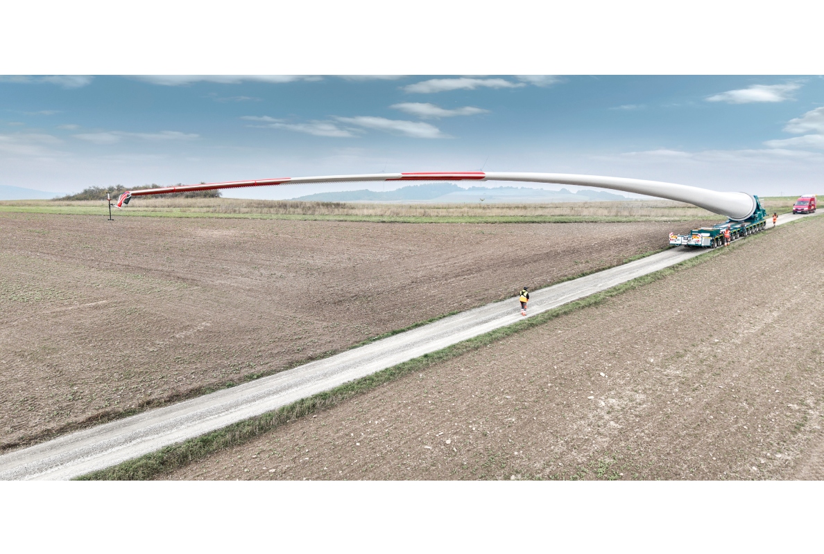 The first deployment of the SCHEUERLE BladeLifter G4 was a success: The operator team led by Björn Feddermann ensured the smooth execution of ENERCON’s premiere transport.