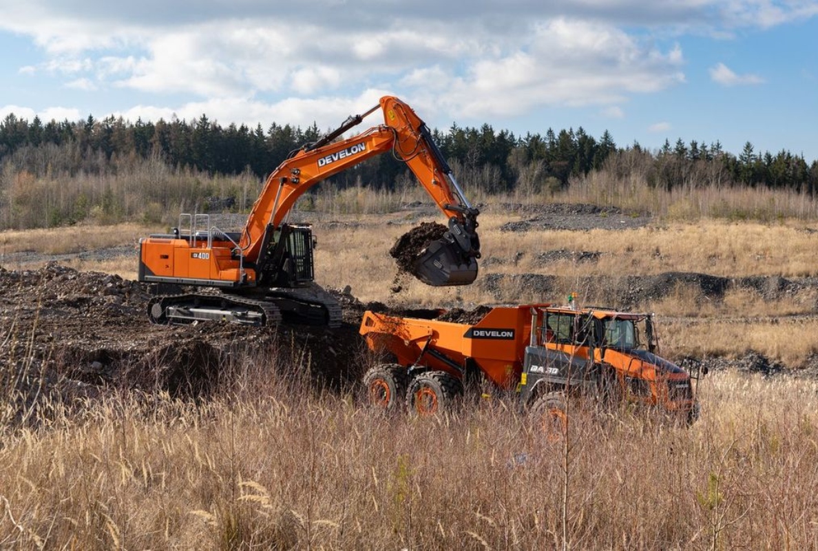 Develon DX400HD-9 and Develon DA30-7