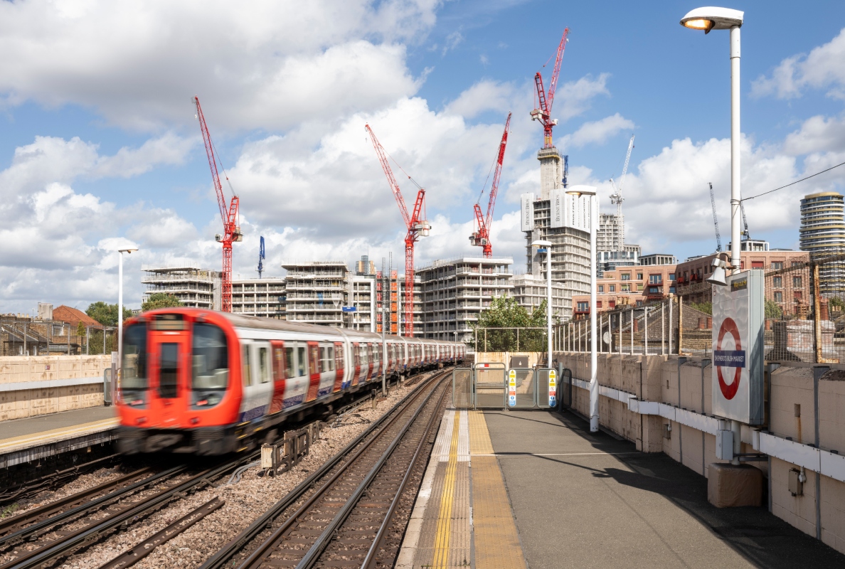Construction sites in London can be a challenge – but neither subway tracks or residential buildings with oversailing prohibitions nor short timetables could stop the red WOLFF cranes. No track is too close and no construction site is too cramped for our experienced Wolffkran team.