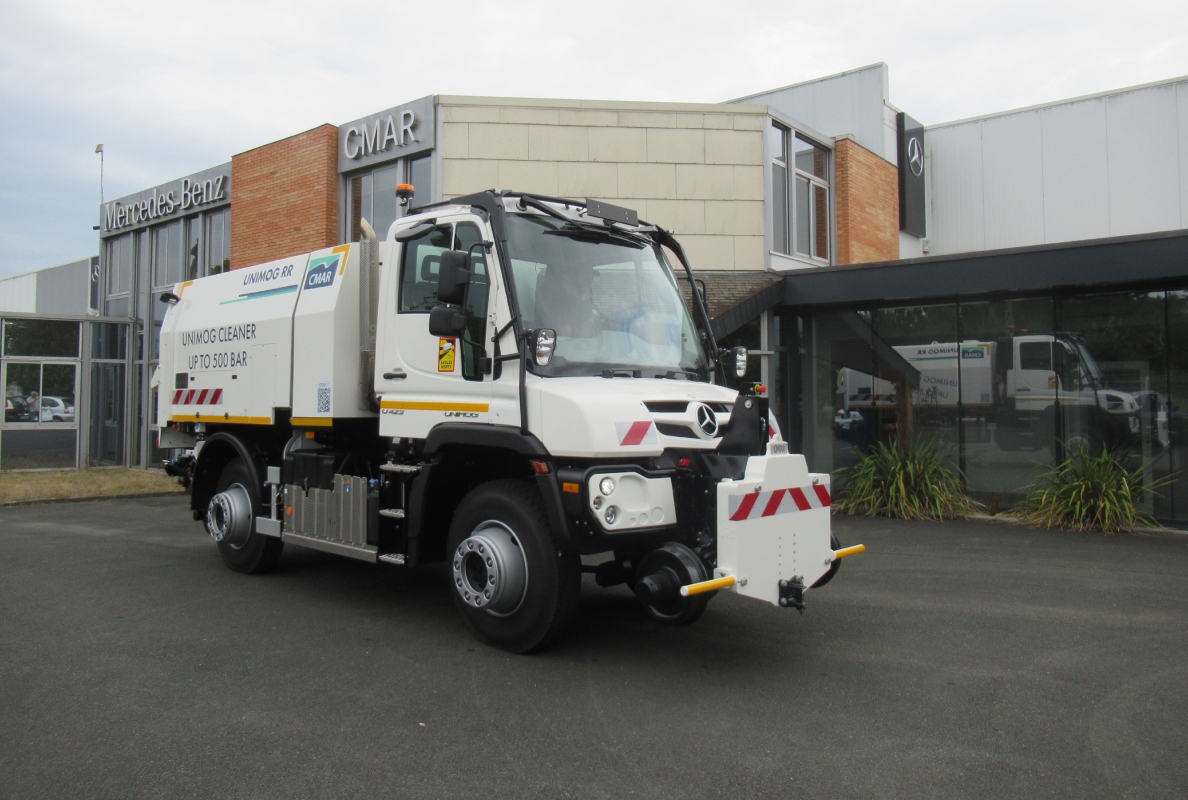 CMAR equips the Unimog for rail and groove cleaning on the urban rail network