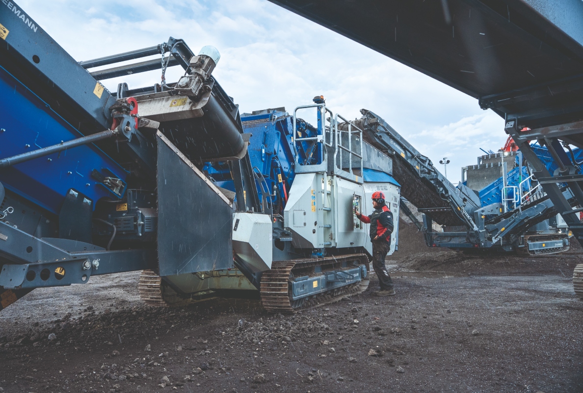 Crusher operator Thomas Guggenmoser particularly likes the handling of the Kleemann machine and the Lock & Turn quick access function.