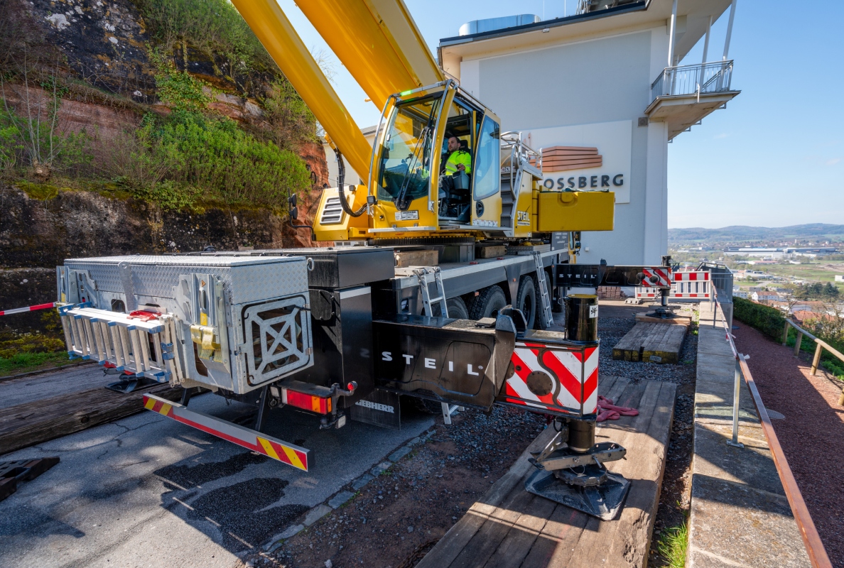 Jörg Schmidt positioned each of the crane´s outriggers individually and thus made optimal use of the limited space available.