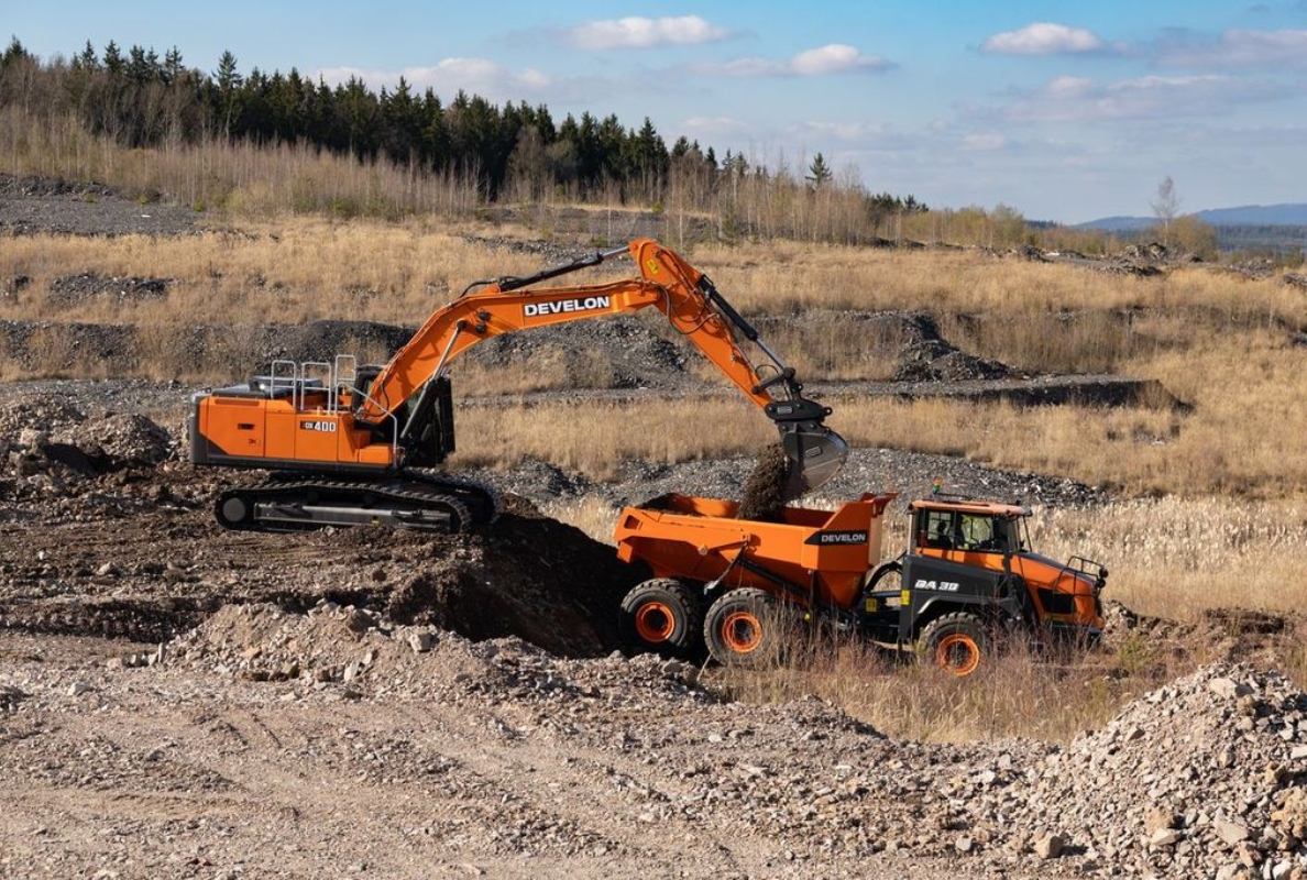 Develon DX400HD-9 and Develon DA30-7