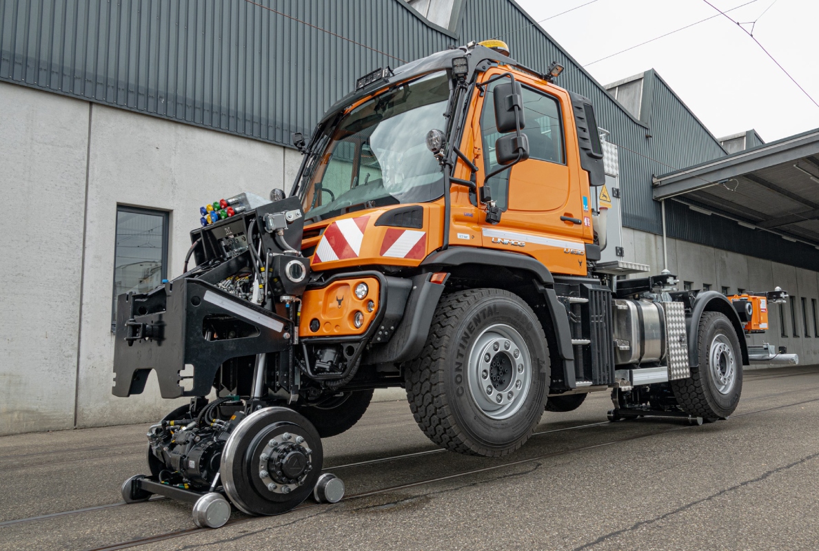 Unimog U 530 equipped as a multi-functional working machine with hydrostat drive for maintenance and servicing work at Verkehrsbetriebe Zürich (VBZ)