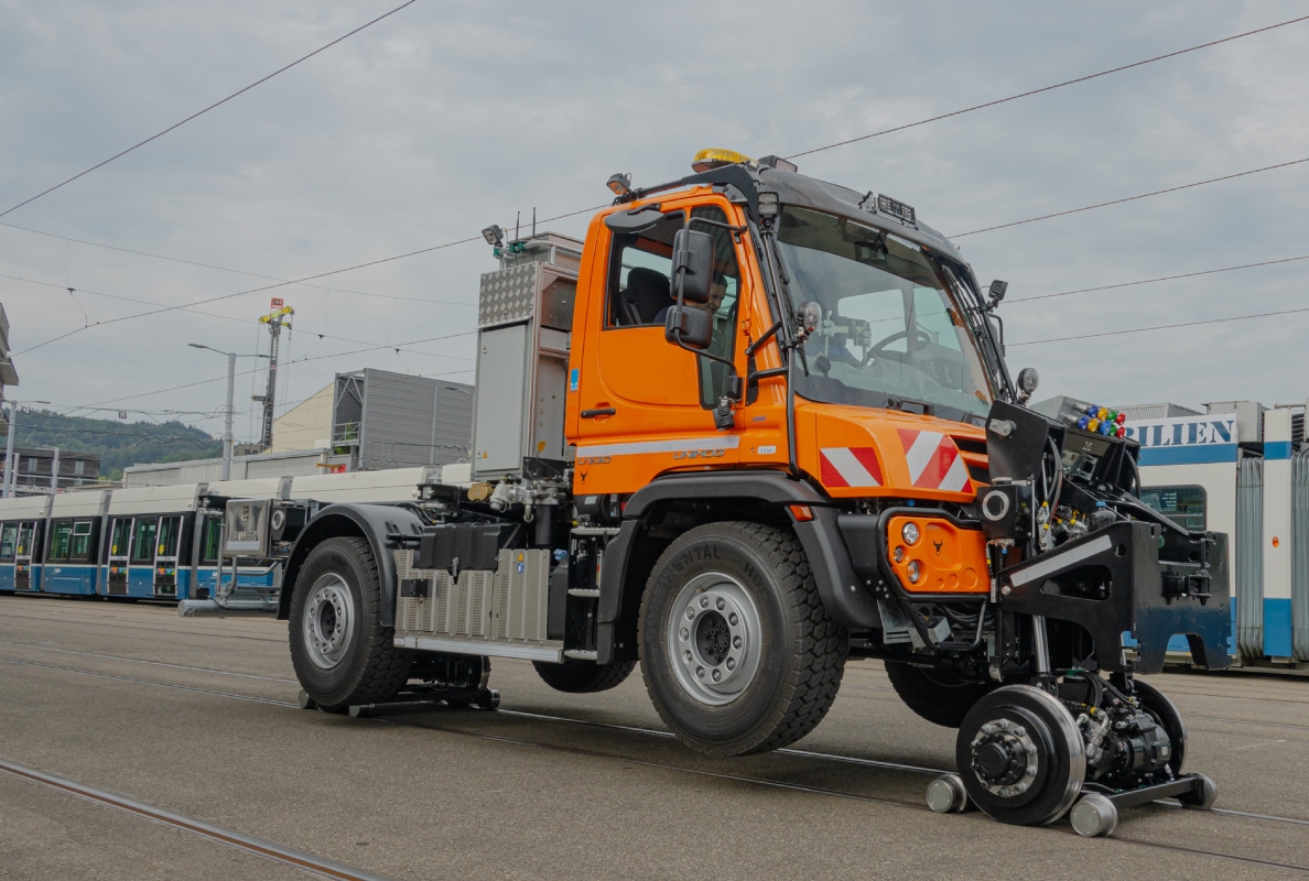 Unimog U 530 equipped as a multi-functional working machine with hydrostat drive for maintenance and servicing work at Verkehrsbetriebe Zürich (VBZ)