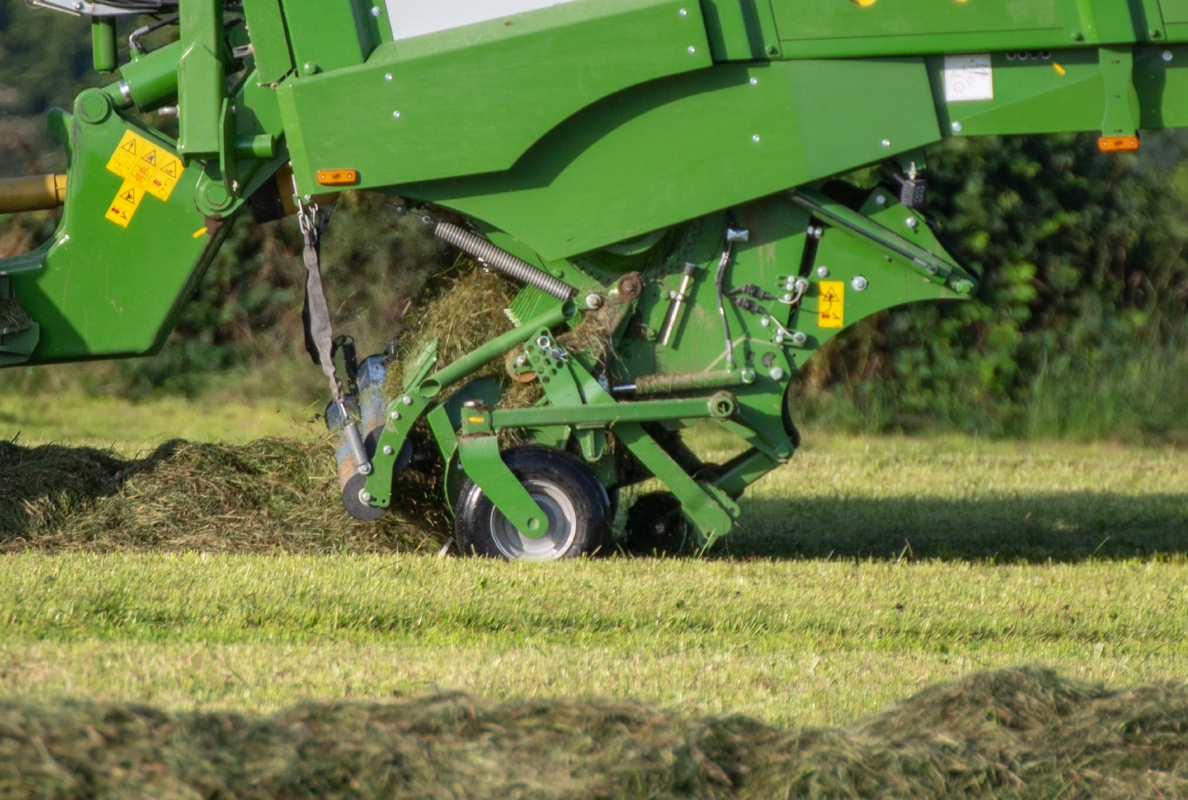 Trouble-free material flow thanks to new suspension of the swath rollers