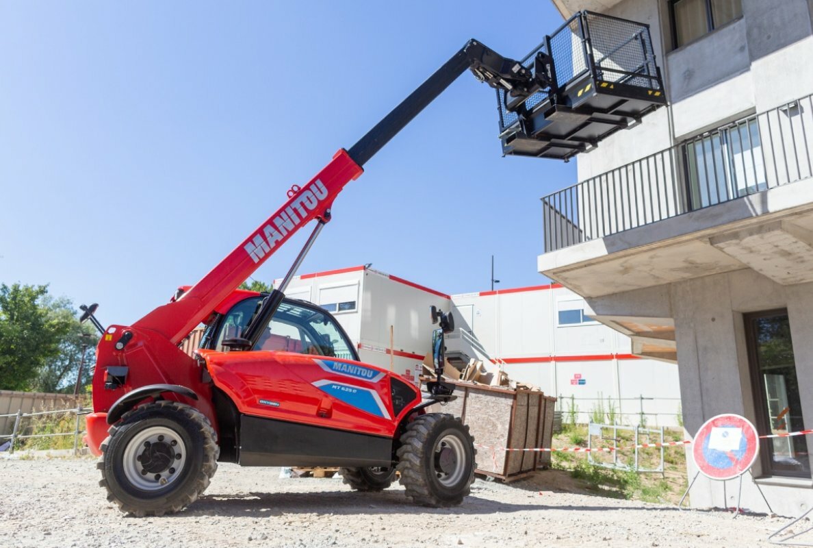 The all-electric, compact MT 625 e is a highly versatile machine.