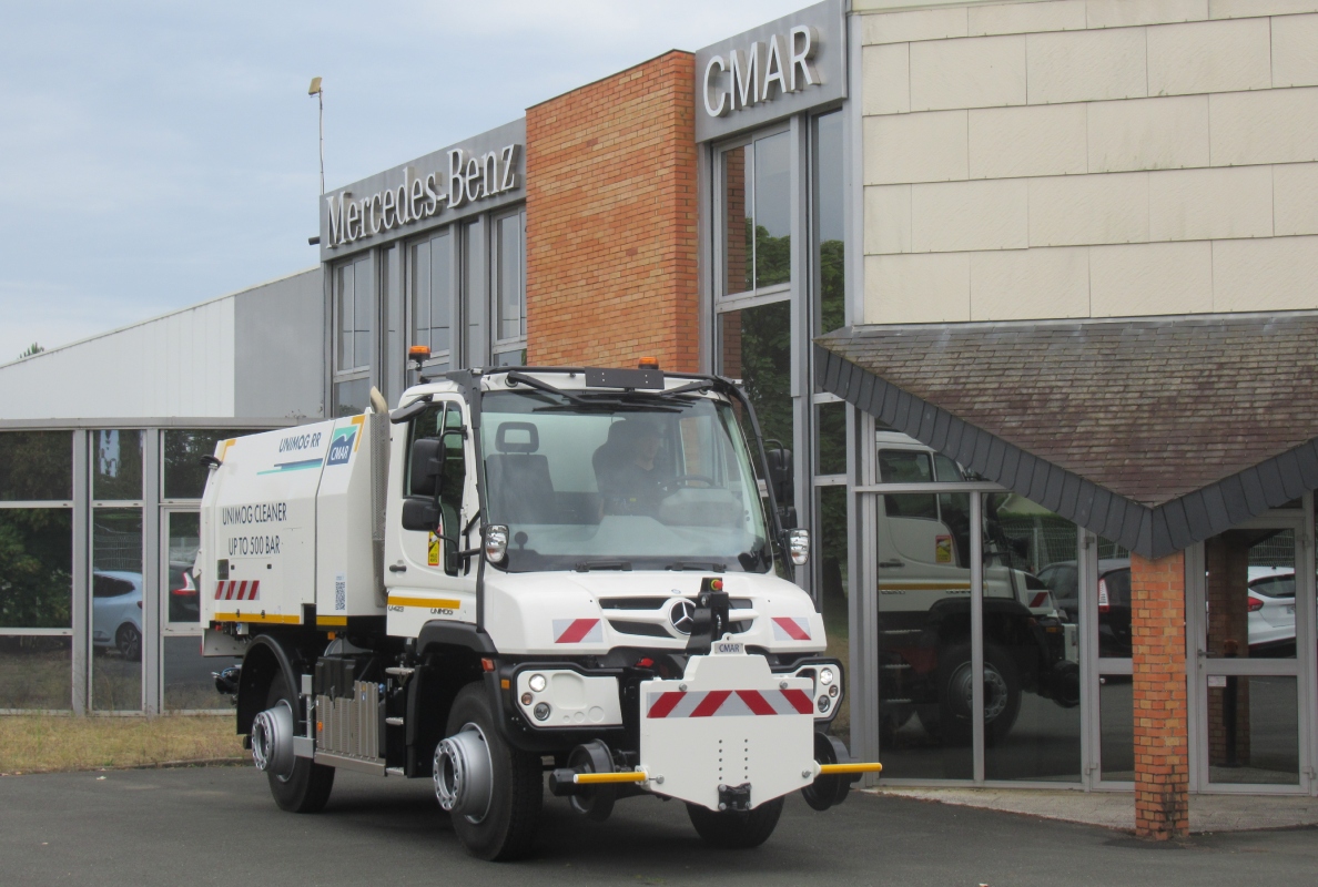 CMAR equips the Unimog for rail and groove cleaning on the urban rail network