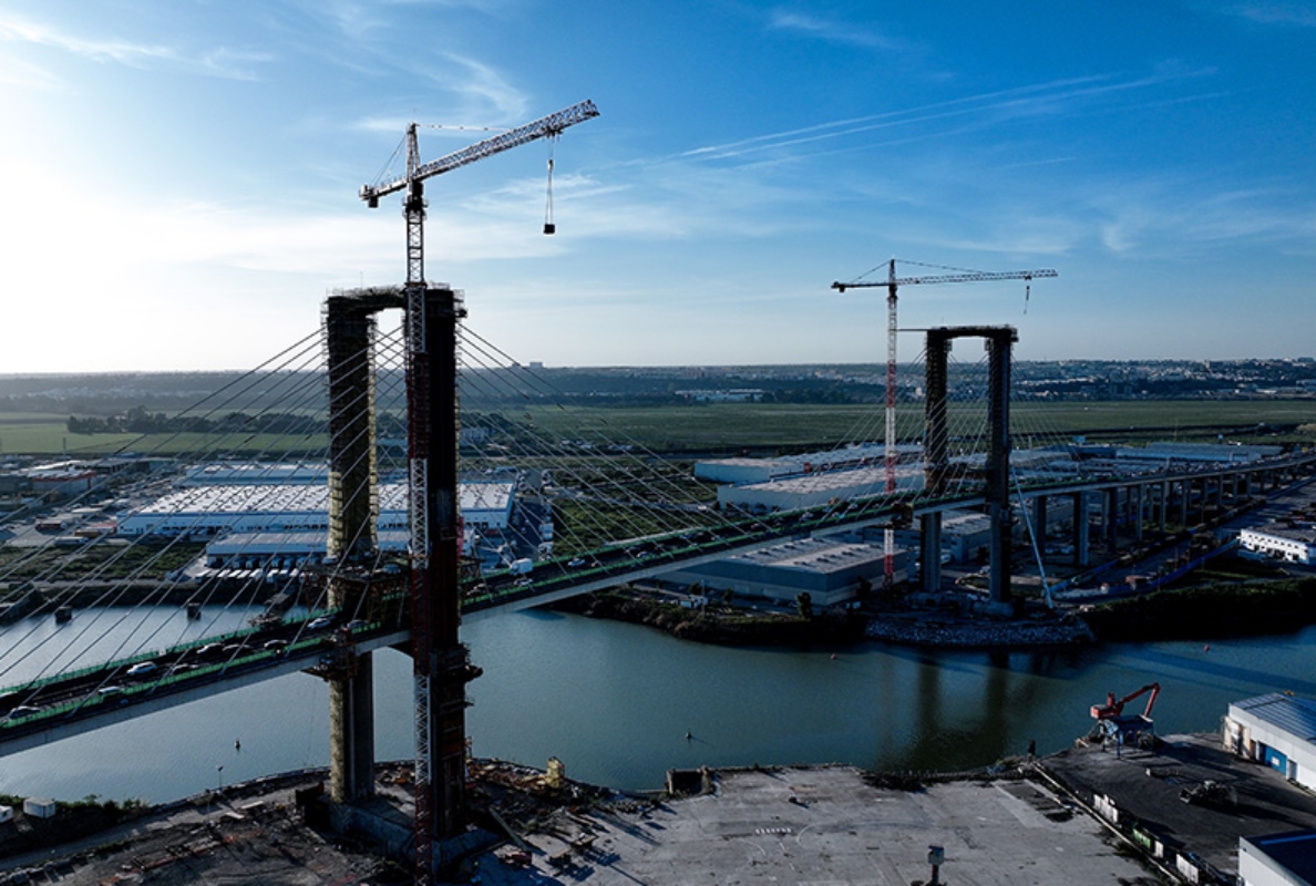 The two 420 EC-H Litronic cranes show what they are capable of, lifting 7.5 tonne metal reinforcements at a height of 110 metres.