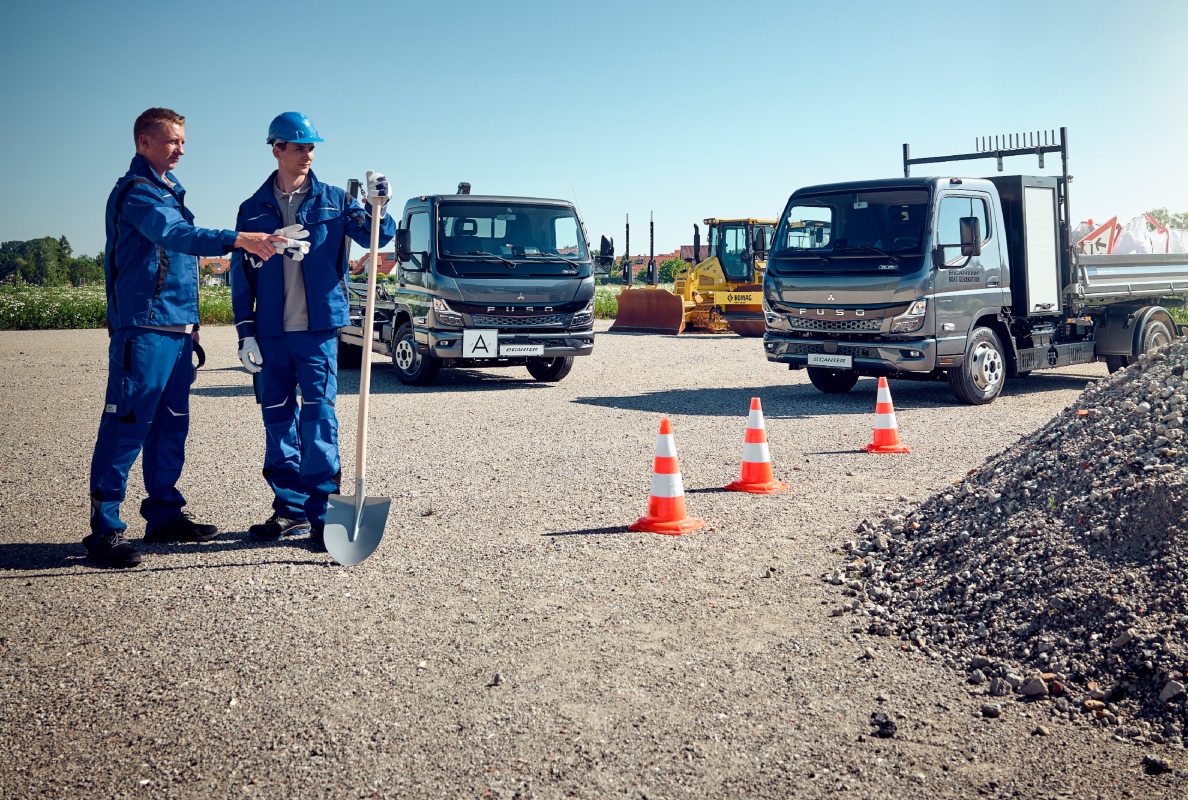 FUSO Next Generation eCanter 7C18e with 3-Way-Tipper and with skip loader