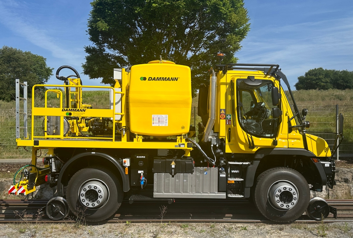 ZAGRO equips the Unimog for maneuvering/shunting tasks and track maintenance