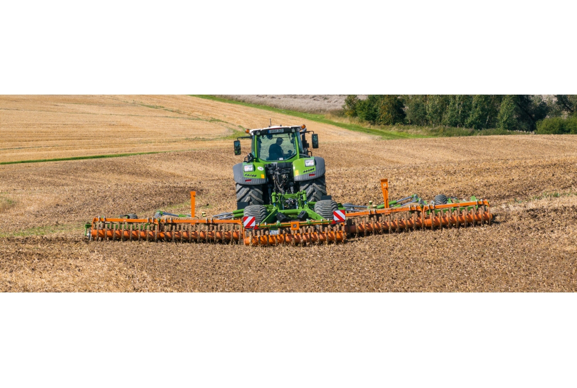 Thanks to ContourFrame, the Catros+ 12003-2TX adapts perfectly to the ground, even on uneven terrain.