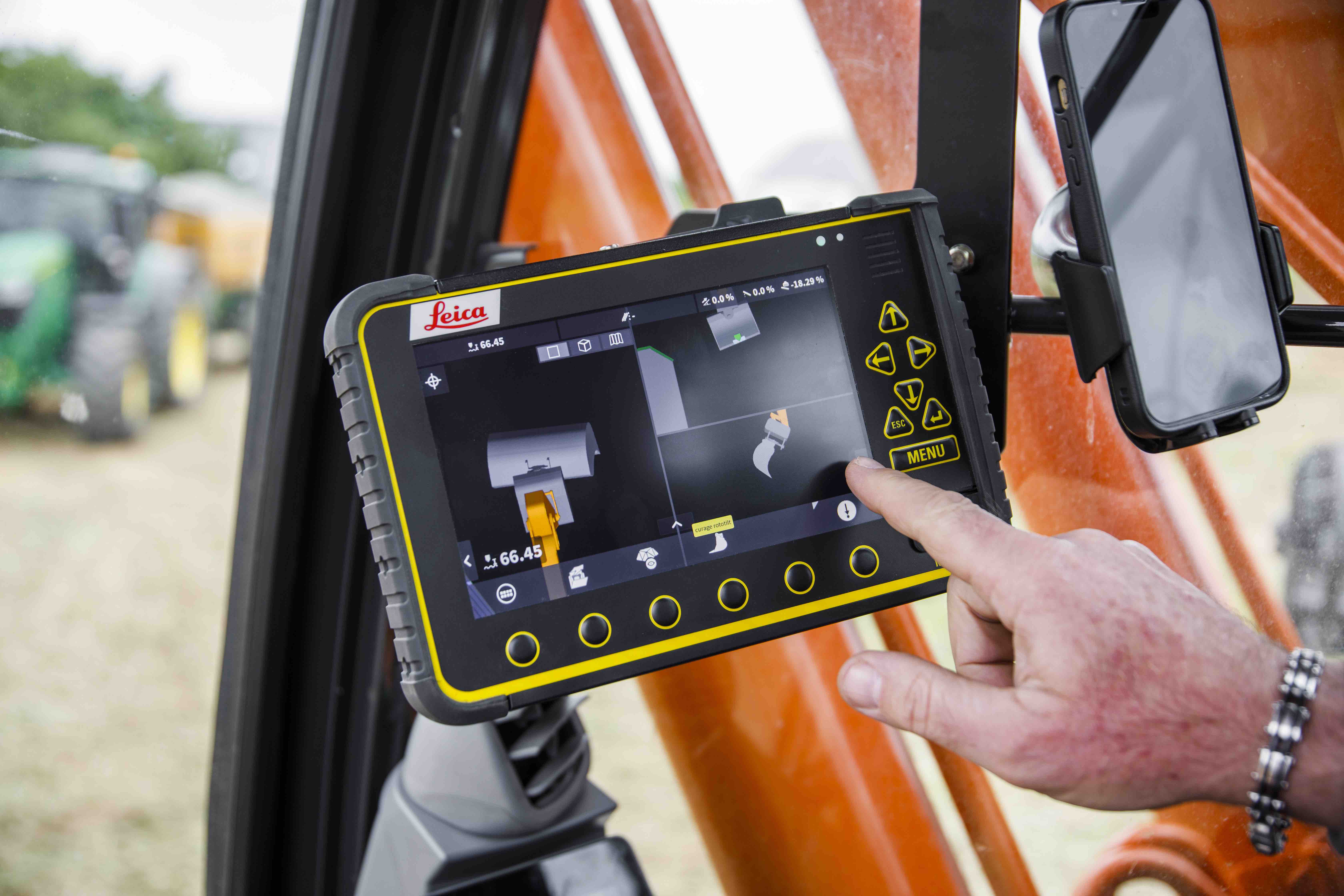 Hitachi presents ZX210LC-7 with factory-fitted Leica Geosystems solution at Bauma