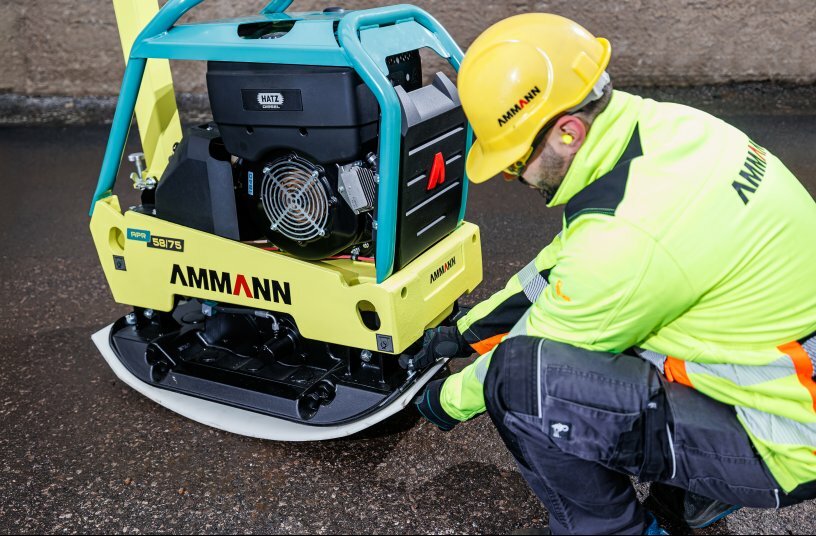 The larger APR 58/75 is heavier. It can handle cohesive soils, gravel and, with the optional paving mat, paving stones.
