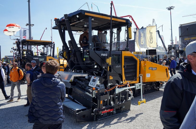 Versatile all-rounder for asphalt paving: The ABG 6820 road paver impresses with high paving quality even at low asphalt temperatures.