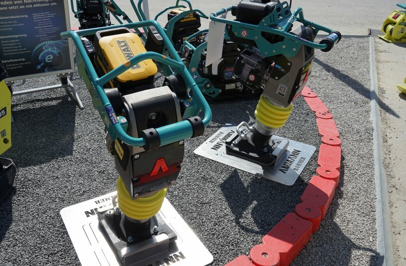 One device – two drive concepts: The electric rammer eATR 68 is now also available with the newly developed DeWalt drive without a clutch.